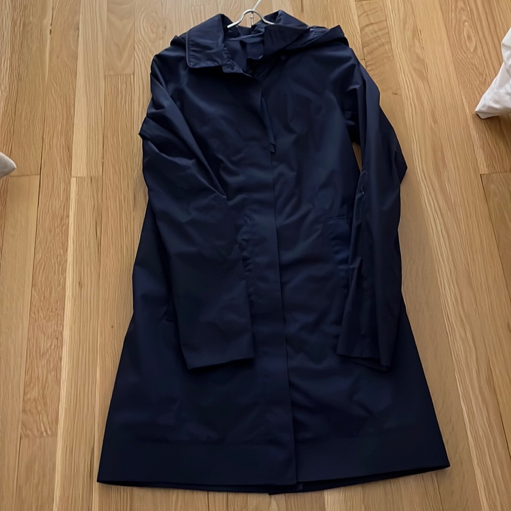 Lululemon size 4 navy rain coat